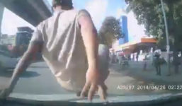 'Cò đăng ký' nhảy lên nắp capo gây sự vì không moi được tiền của tài xế